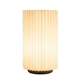 Lámpara SYLPHÍA encendida, diseño cilíndrico acanalado en 3D, luz cálida ambiental, color blanco, marca ARKHITA