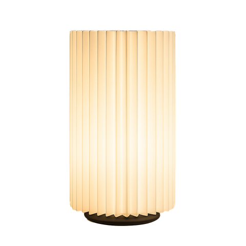 Lámpara SYLPHÍA encendida, diseño cilíndrico acanalado en 3D, luz cálida ambiental, color blanco, marca ARKHITA