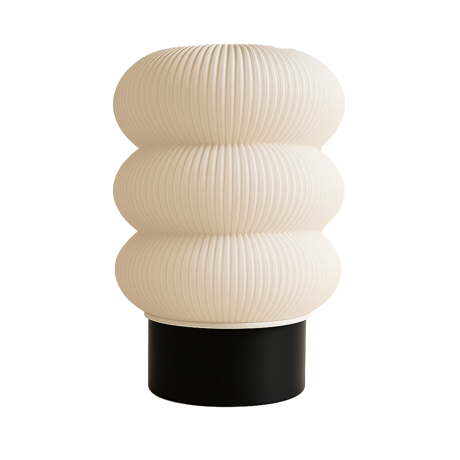 Lámpara KLÉIA encendida, diseño escultórico en 3D, luz cálida ambiental, color blanco marfil con base negra, marca ARKHITA