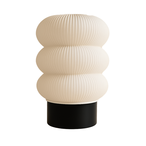 Lámpara KLÉIA encendida, diseño escultórico en 3D, luz cálida ambiental, color blanco marfil con base negra, marca ARKHITA