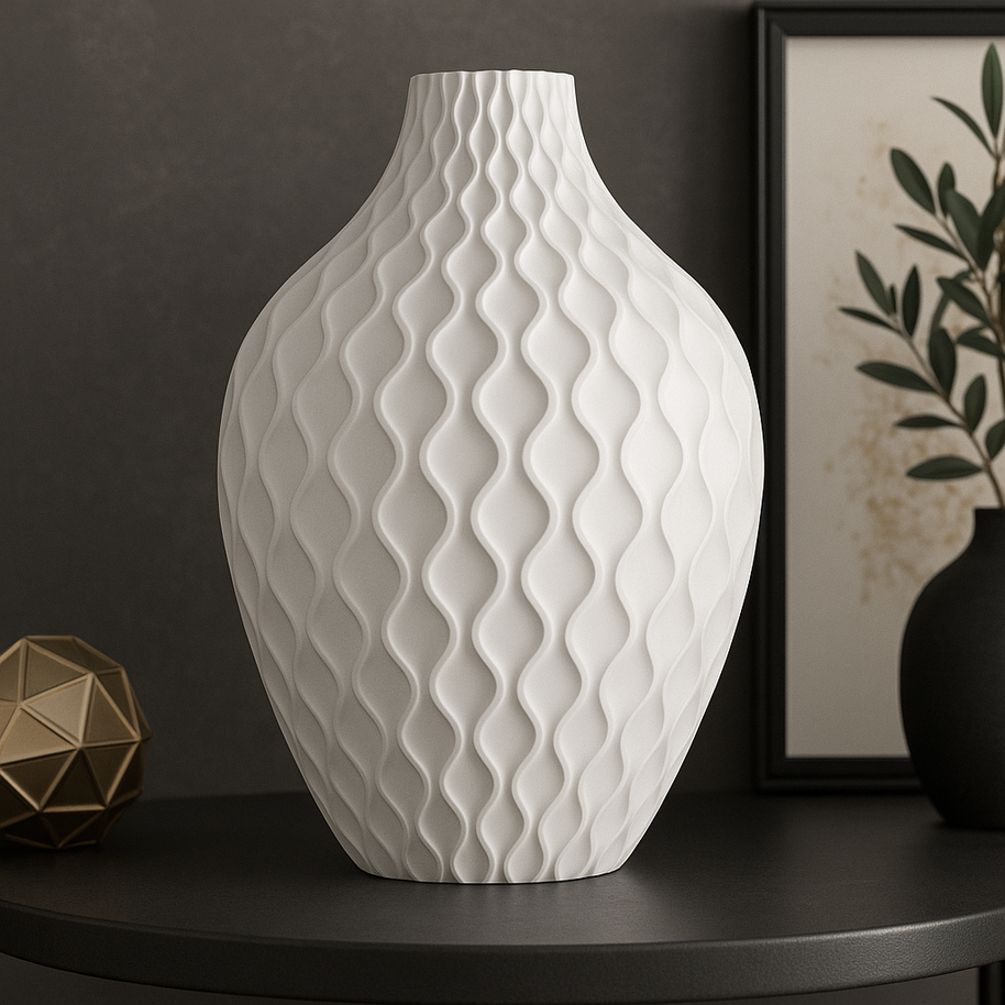 Jarrón HELIOS blanco marfil sobre mesa auxiliar, diseño orgánico sostenible con textura elegante