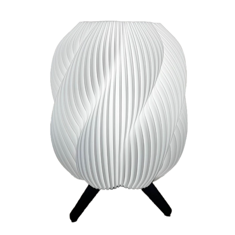 Lámpara GALÉA negra encendida, luz cálida, diseño orgánico minimalista en impresión 3D con PLA ecológico