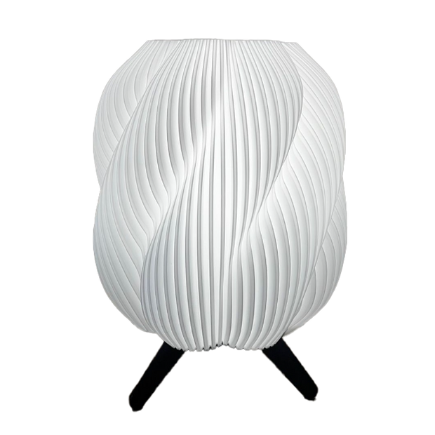 Lámpara GALÉA negra encendida, luz cálida, diseño orgánico minimalista en impresión 3D con PLA ecológico