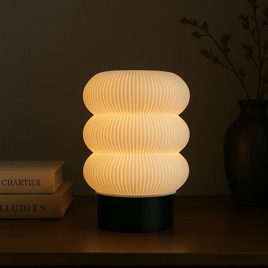 Lámpara de mesa KLÉIA impresa en 3D con luz cálida y diseño ondulado triple para decoración moderna del hogar